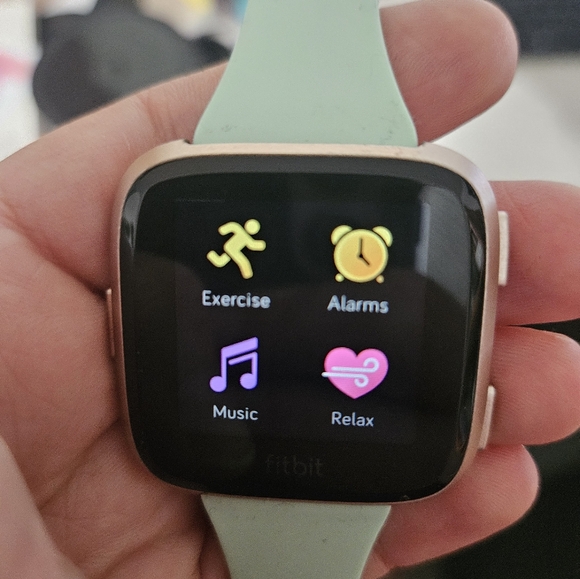 Fitbit Versa with accessories - Picture 3 of 5